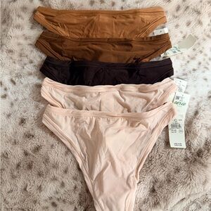 Set of 5 Women's thongs in Neutral Tones